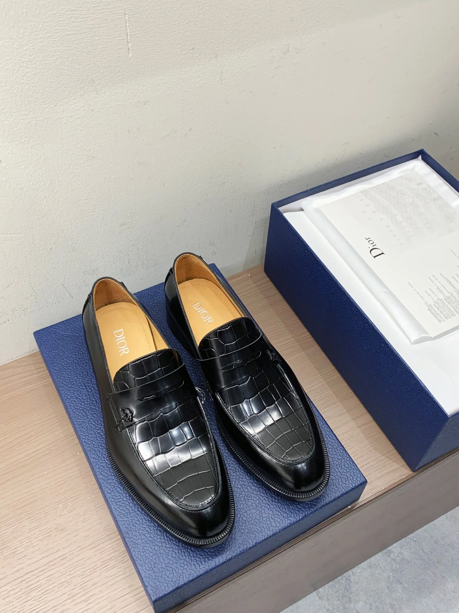 [Dior] Top P: 960💰 Standard code 39-44 (38.45.46 custom-made, non-returnable and non-exchangeable) Dior Dior's latest high-end men's boutique casual leather shoes, imported cowhide upper, water-dyed cowhide lining, imported leather outsole, perfect details are impeccable.